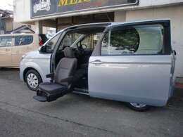 体をひねる必要がなく、スウィッチひとつでシートが回転・昇降します。