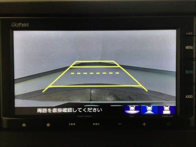 【バックカメラ】運転が苦手な方も車庫入れラクラクです！ギアをリバースに入れれば自動的に切り換わりますので、面倒な操作は不要です♪狭い駐車場もお車を傷つけず安心ですね！