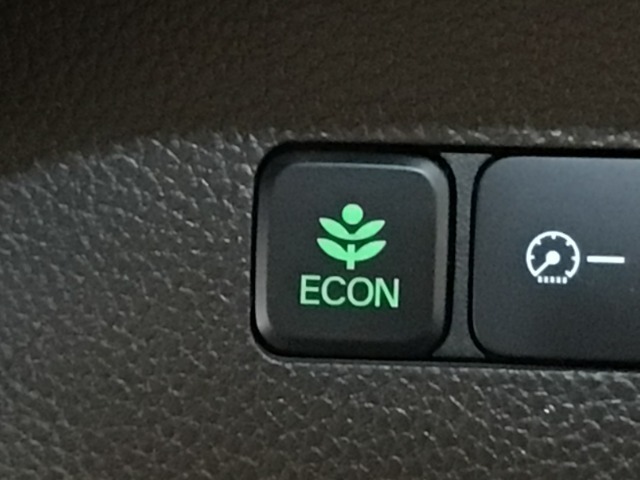 ★ECONスイッチ★　エコドライブを加速しよう！スイッチをONにすると、運転の仕方によるロスを抑え込み燃費をよくするようクルマが頑張ります（＊＾ー＾＊）燃費向上にチャレンジ♪