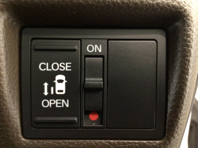 【パワースライドドア】助手席側がパワースライドドアになっており、運転席のスイッチやスマートキーでも開閉が可能です！開口部も広いので乗り降りも楽々♪