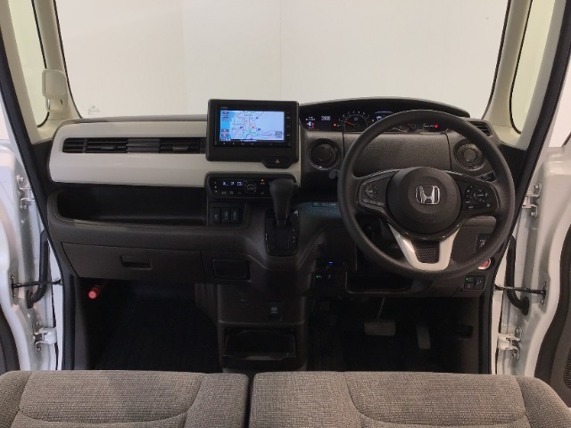 【前方視界】開放的な前方視界！運転がしやすく疲れにくいです♪窓が大きく、見通しがとっても良いおクルマですよ♪