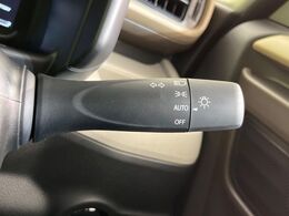 【オートライト】周りの明るさに応じて自動でヘッドライトの点灯・消灯ができる機能です！ライトの付け忘れ・消し忘れなどが無くなり、雨の日や夕方の走行も安心！トンネル通過時も便利ですね♪