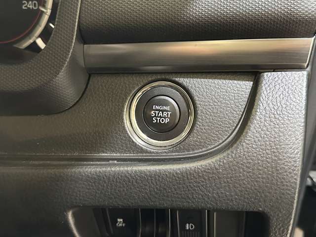 スマートキーです。プッシュボタンでエンジンをかけるタイプです。