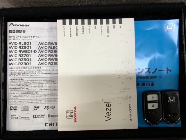 スマートキーは鍵をバッグに入れたままでもドアロックの開閉やエンジンのON・OFFができます。夜間や雨の日も鍵を探さなくて良いので便利です。