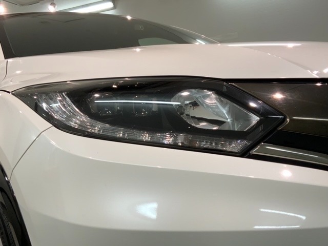 LEDヘッドライトは、点灯の瞬間から最大光量を発揮し、突然暗くなるトンネルなどでの安定感を高めます。