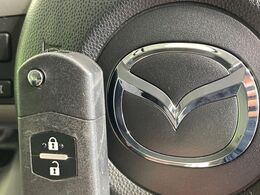 【アドバンストキー】カバンやポケットに入れたままでもドアの施錠・解錠が可能なスマートキーを装備。エンジンのオン・オフ時もカギを取り出す必要が無いからとっても便利です♪