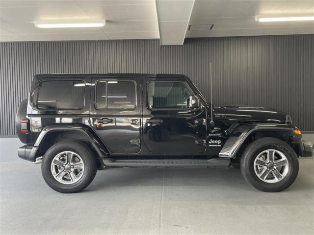 【ホイールアーチ】台形ホイールアーチはJeep伝統のデザインです。採用している理由は諸説ありますが、オフロードを走行する際にタイヤとボディが干渉しあわないよう配慮した作りにするためとなります。