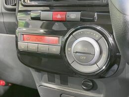 【オートエアコン】一度お好みの温度に設定すれば、車内の温度を検知し風量や温度を自動で調整。暑い…寒い…と何度もスイッチ操作をする必要はありません。快適な車内空間には必須の機能ですね♪