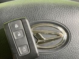 【キーフリーシステム】カバンやポケットに入れたままでもドアの施錠・解錠が可能なスマートキーを装備。エンジンのオン・オフ時もカギを取り出す必要が無いからとっても便利です♪