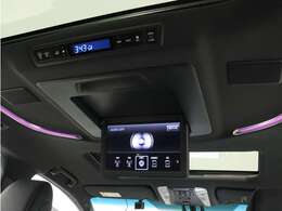 【電動後席モニター】JBLプレミアムサウンド専用！電動開閉後席フリップダウンモニターです。5.1chサウンド対応、17スピーカーの専用音響システムとなり、人気の装備になります。