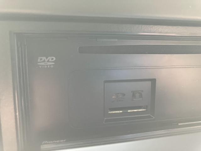 【DVD再生】 長距離ドライブや渋滞時も快適に。お気に入りの映像を車内で楽しめる便利な装備です。