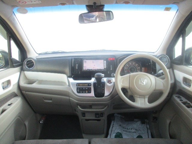 インパネ周りのお写真です。　視界が広く運転がしやすくなっております。