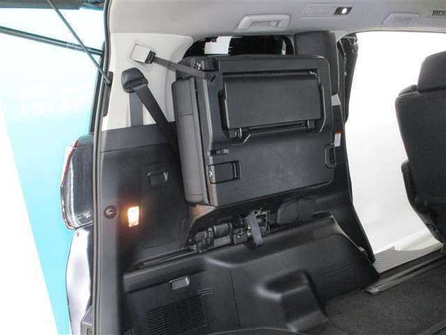 3列目シートは跳ね上げ式です。キャンプ用品など大きな荷物もばっちり収納可能です！
