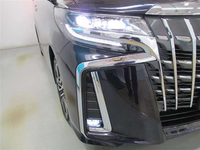 LEDヘッドライトとフォグランプのコラボです。雨や雪の日も安心！フォグランプがお車の存在を際立たせますね♪