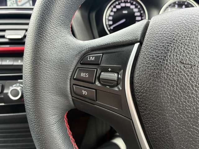 【ステアリングスイッチ】運転中でもハンドルでオーディオの操作が可能です！