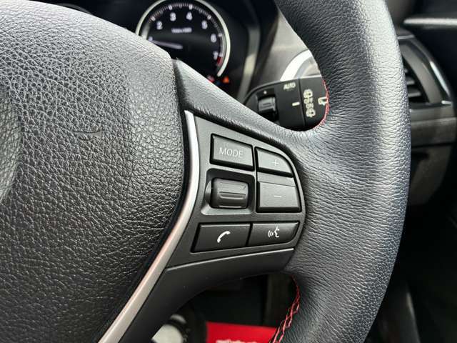 【ステアリングスイッチ】運転中でもハンドルでオーディオの操作が可能です！