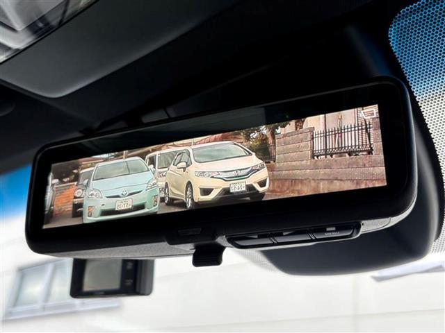 【デジタルインナーミラー（トヨタ）】車両後方カメラの映像をルームミラーに映すことが出来ます。 そのため、後席に人や荷物があって後方が見えづらい場合でもしっかり視界を確保することが出来ます。