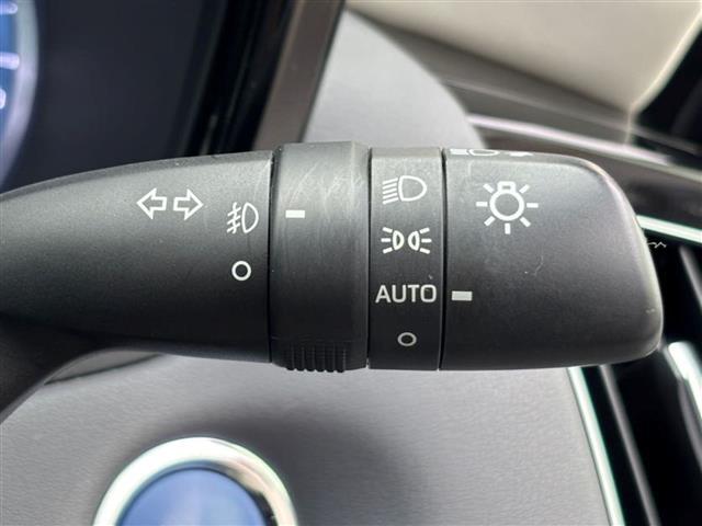 【オートライト（AUTO）】外の明るさをシステムが感知して、自動でヘッドライトが点灯します。ヘッドライトをつけ忘れを防ぐ便利機能です。