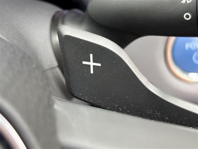 【パドルシフト（AT車）】MT車と同じように好きなギアで走ることができます！ステアリングから手を離さずに指先だけでシフト操作ができ、よりスポーティな走りをお楽しみいただけます。