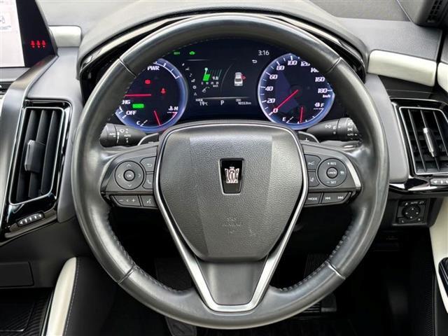 【ステアリング】軽い力で扱いやすいハンドルです。目立つ傷やスレなどなく綺麗な状態です。除菌プランいれていただくとさらに快適に。清潔なお車はお子様にも安心ですね。