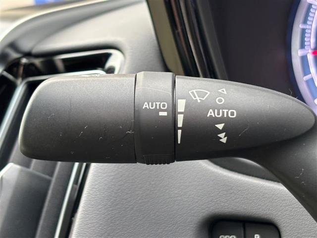 【オートワイパー（AUTO）】雨が降り出した時に、雨滴検出用センサー（レインセンサー）が雨滴を感知すると、自動でワイパーが動作します。