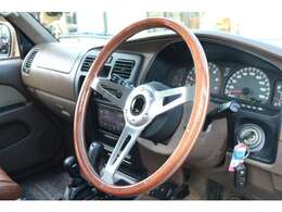 社外ウッドステアリング装備！