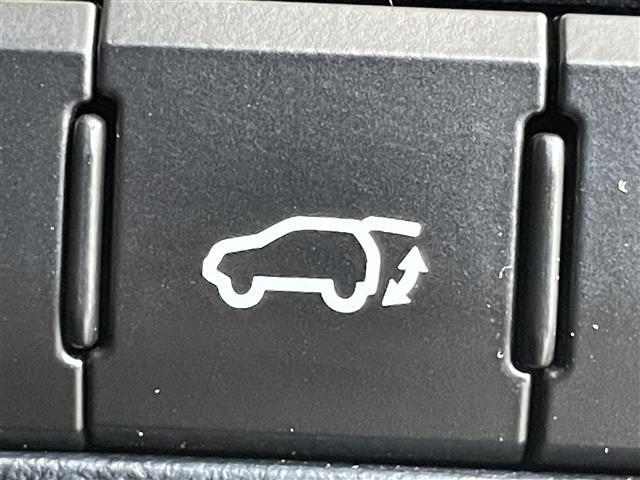 【パワーバックドア】荷物を抱えた状態でもリアゲートの開閉が可能です！お買い物時やアウトドアの際に役立ちますね。