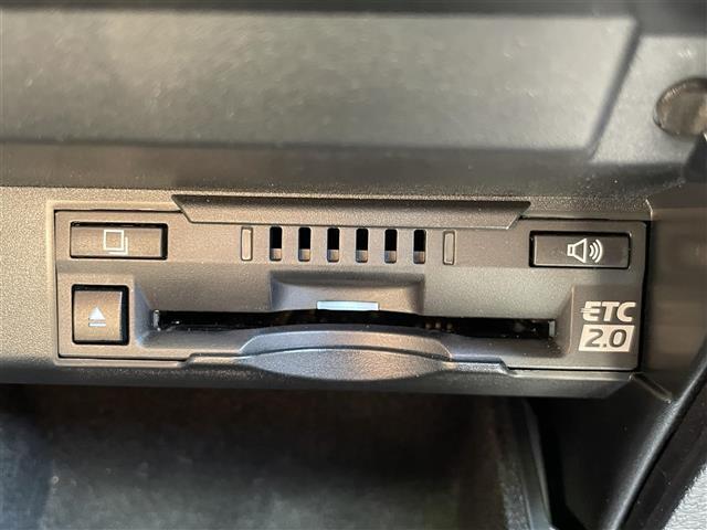 【ETC2.0（DSRC/ITSスポット）】ETCカードを挿入すれば料金所はノンストップで通過できます。ETC限定の割引や、高速道路の情報提供サービスを利用できます。