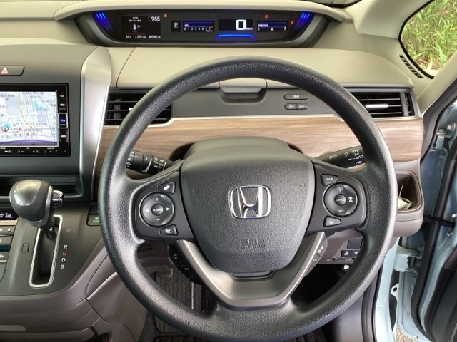 ハンドルの右側にあるボタンが高速クルーズコントロールです。アクセルペダルを踏まずに設定速度をキープ。高速道路でのドライブがラクに。また、左にオーディオリモコンスイッチがあります。