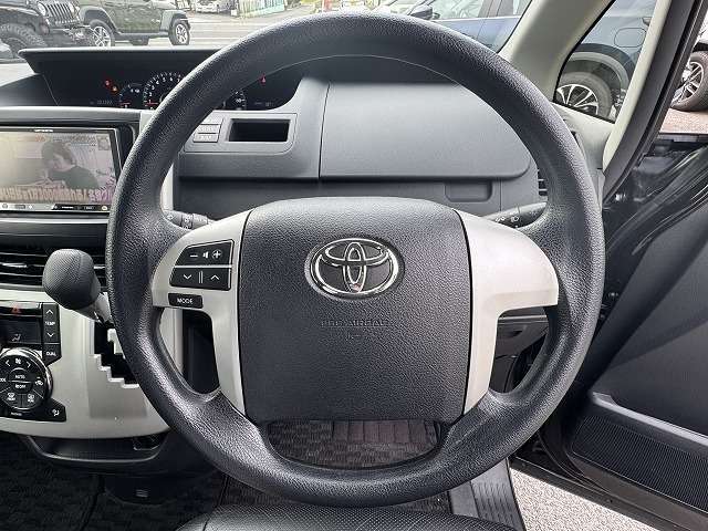 ステアリングも使用感が少なく、きれいな状態となっております♪