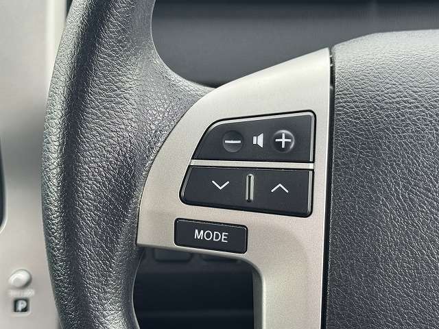 【ステアリングスイッチ】を装備しております。オーディオ操作をハンドルで行うことが可能です。