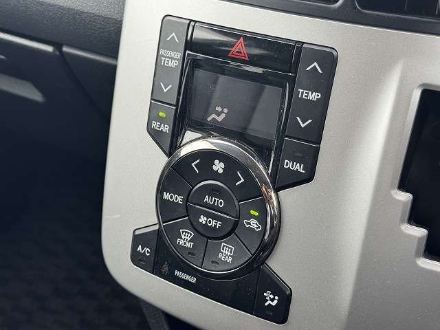 【オートエアコン】年中快適な空間を提供でき、左右独立型となりますので個々の温度設定が可能です。