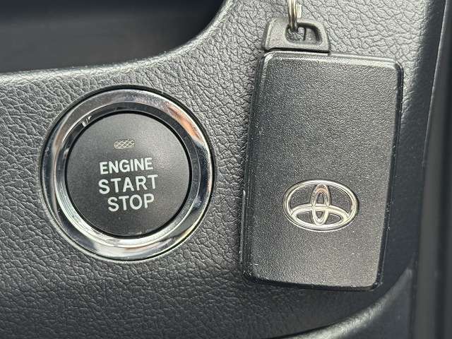 【スマートキー・プッシュスタート】キーを身につけている状態なら、ドアに付いているスイッチを押すだけで、ドアロックの開閉ができる機能。エンジン始動も便利です