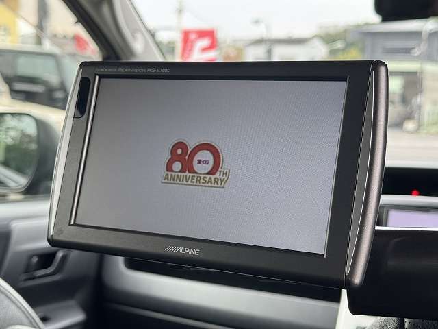 【後席モニター】家族や仲間とのドライブもこのモニターさえあれば長距離ドライブも盛り上がりますね。