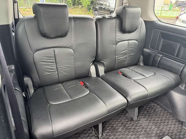 各ブランドのシートカバー取り扱っております、また弊社オリジナルフロアマットもございます。自慢の愛車をアレンジしましょう☆