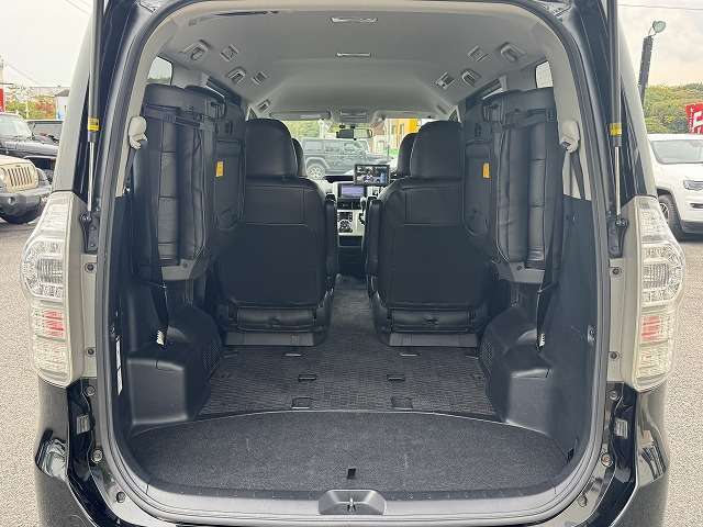 【ラゲッジルーム】大容量のスペースを確保。普段のお買い物からレジャーまで、幅広く活躍してくれます！リアシートを倒すことでバリエーション豊かにお使いいただけます。