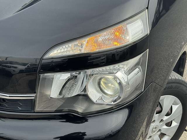 【HIDヘッドライト】非常に明るく前方を照らしてくれるので、悪天候や夜間の走行時も視界良好で安心してお乗りいただけます。