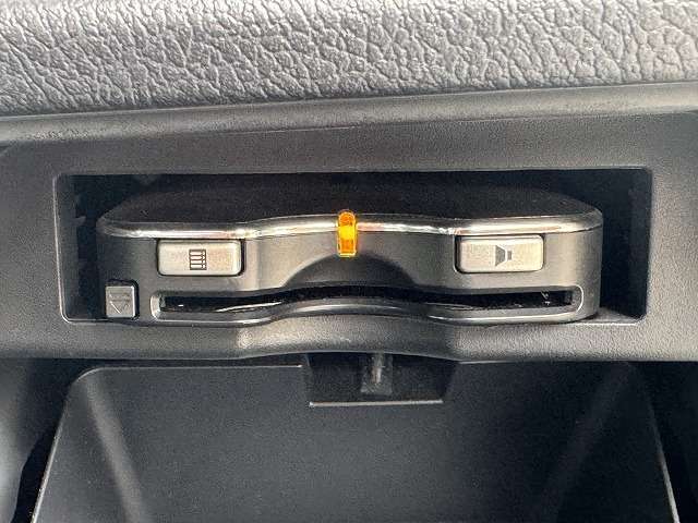 【ETC車載器】を装備しておりますので、ご納車直後からの遠距離ドライブも可能です。土日の利用料金の割引や、朝夕の通行料金を割引料金で高速道路をお楽しみいただけます。