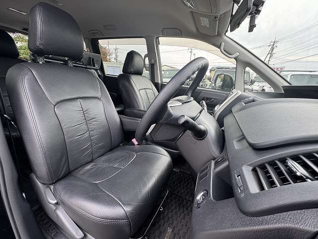 【運転席シート】は使用感も少なく、状態になっています。丁寧に使われていたことがよくわかりますね。後部座席も気になるようなキズ・汚れやへたり等、大きなダメージはなく、良好な状態です。