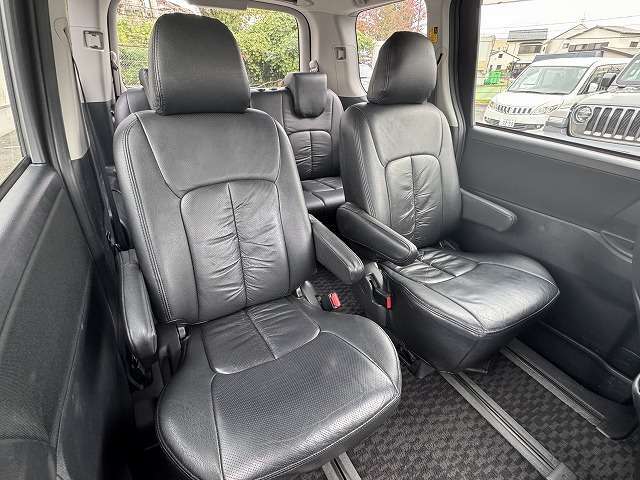 【セカンドシート】はリクライニング可能でくつろぎの空間。大人二人が乗っても十分なスペースが確保されております。