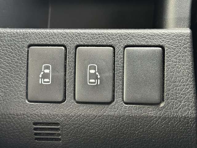 【両側電動スライドドア】運転席よりボタンひとつで開閉可能なスライドドアです。雨の日のお迎えの時など役立ちますね。