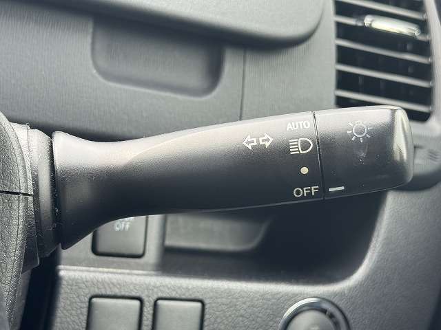 【オートライト】を搭載しております。トンネル走行時や暗くなると自動でヘッドライトが点灯します。