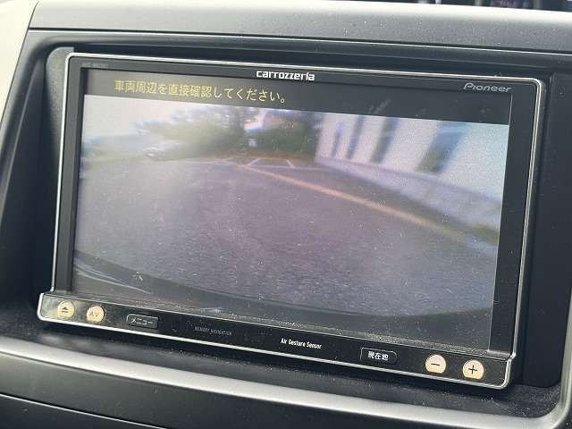 【カラーバックモニター】を装備しております。リアの映像がカラーで映し出されますので日々の駐車も安心安全です。