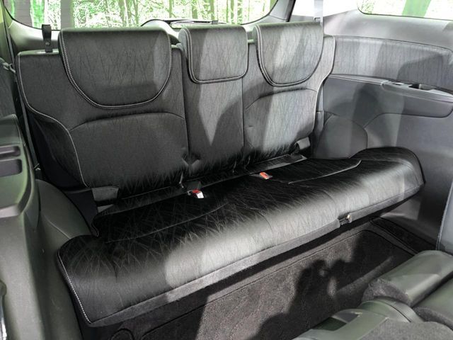 3列目シートはもちろん状態良好☆大人でもゆったりと座って頂けますので、大人数でのお出かけもラクラクです♪ご家族で、気の知れた仲間で、ドライブに行くのが楽しみですね♪