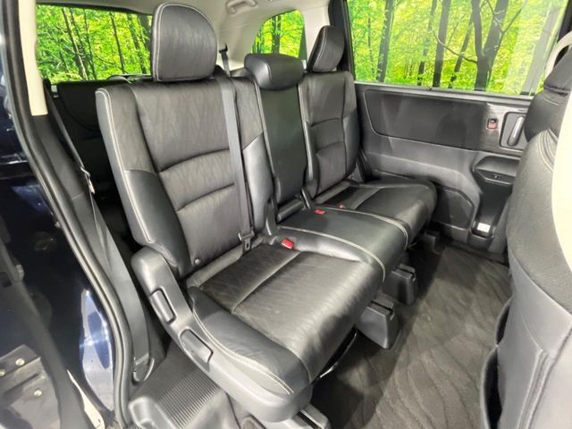 広々とした2列目シートは居住性が高く、居心地も快適！友達や家族とのお出かけにぴったりです。ベビーシートやチャイルドシート使用時も快適にお過ごしいただける十分な空間を確保しています。