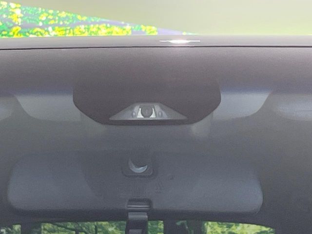 【ホンダセンシング】走行中に前方の車両等を認識し、衝突しそうな時は警報とブレーキで衝突回避と被害軽減をアシスト。より安全にドライブをお楽しみいただけます。