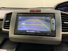 リバースギアに入れるだけで後方の表示へ切り替わります。夜間や雨の日の駐車も楽になりますよ。