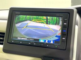 【バックカメラ】駐車時に後方がリアルタイム映像で確認できます。大型商業施設や立体駐車場での駐車時や、夜間のバック時に大活躍！運転スキルに関わらず、今や必須となった装備のひとつです！
