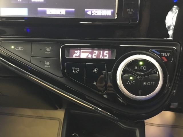 オートエアコンで、毎日のドライブを快適に。温度、風量を自動で調整し、理想的な車内環境を提供します。