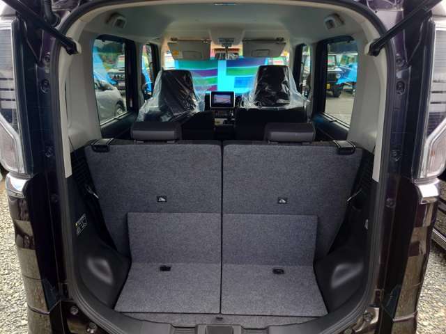 ★トランクからの一枚です★2列目を倒せば荷物も沢山積み込めます(^^)内装は、専任のスタッフが真心込めて丁寧に仕上げをしておりますので、ピカピカに仕上がっております。